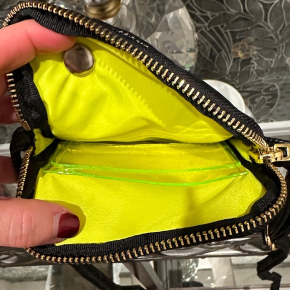 Elegant Black Quilted Crossbody Bag - Picture 4 of 7